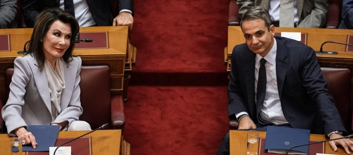 Οι... 2021 γκάφες της Επιτροπής της Γ. Αγγελοπούλου έφεραν «επανάσταση» στο Μαξίμου